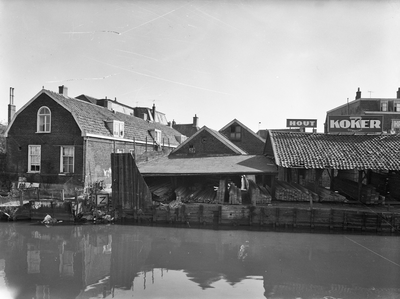 87192 Gezicht over de Vecht op de achterzijde van een loods van Houthandel Koker (Lauwerecht 24) te Utrecht, uit het ...